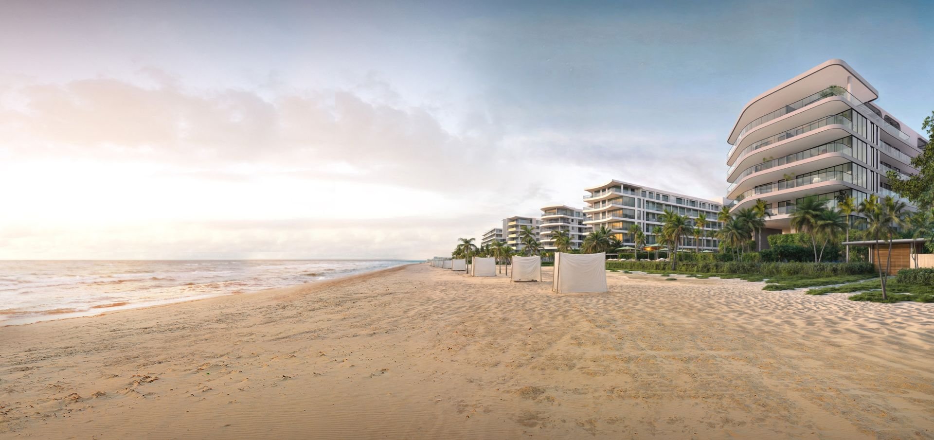 La playa de Serena del Mar, con el conjunto al fondo